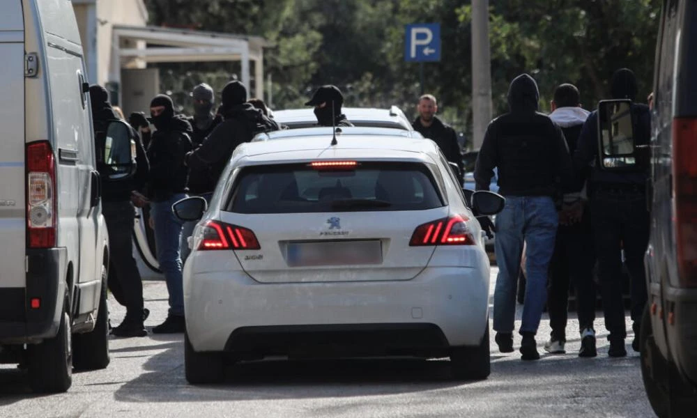 Greek Mafia: Ποινική δίωξη για 9 κακουργήματα και 7 πλημμελήματα στους τρεις συλληφθέντες – Οι κατηγορίες